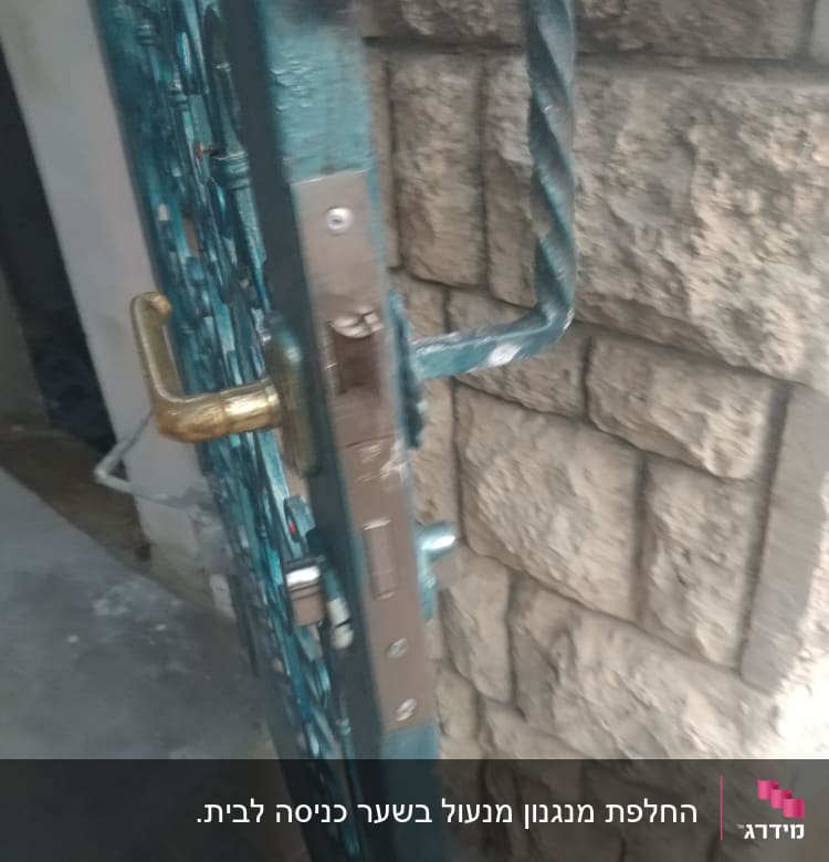 מנעול דלת מתכת עם ידית זהב